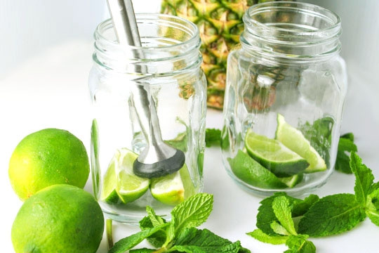 1. Этап. Ананасовый мохито: 1. На дно стакана выложите нарезанный тонкими ломтиками лайм, мяту и сахар или сироп.