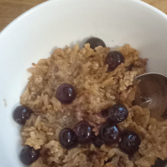 Рисовый пудинг с корицей и черникой