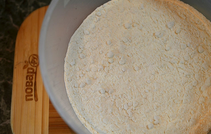 1. Этап. Закусочные трубочки с курицей и овощами: Для теста муку просейте с солью.