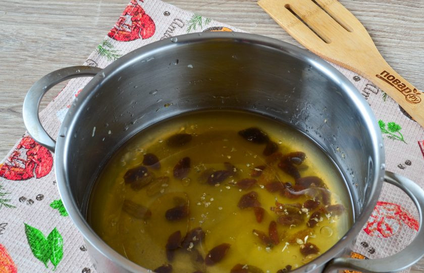 1. Этап. Медовый цыпленок из Винтерфелла: Пока запекается курица, приготовьте соус. Для этого смешайте яблочный уксус, мед, сушеную мяту, 1 ст. ложку оливкового масла и горсть изюма. Все это перелейте в кастрюльку и уваривайте на медленном огне, пока изюм не разбухнет, а сам соус не загустеет.