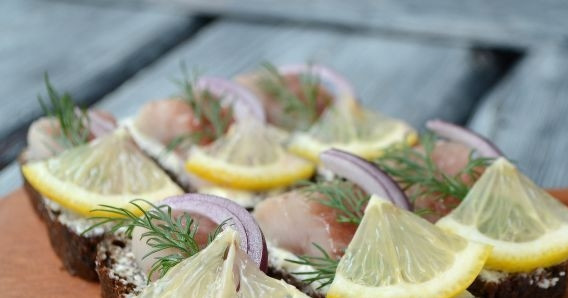 1. Этап. Канапе для праздничного стола: Сверху уложите небольшие кусочки лимона и промытые веточки укропа. Закрепите 