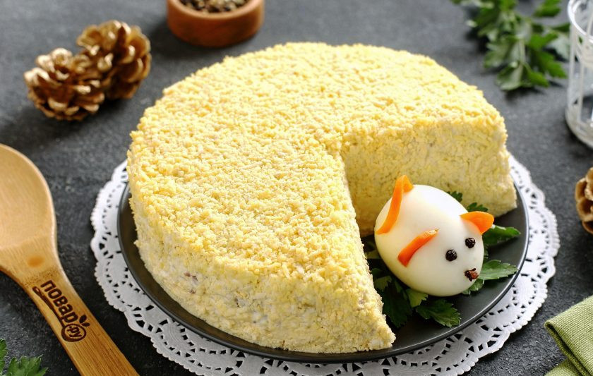 1. Этап. Салат Мышиная радость: К украшению салата можно подключить детей и из сваренных вкрутую куриных или перепелиных яиц смастерить съедобных мышат. Приятного аппетита!