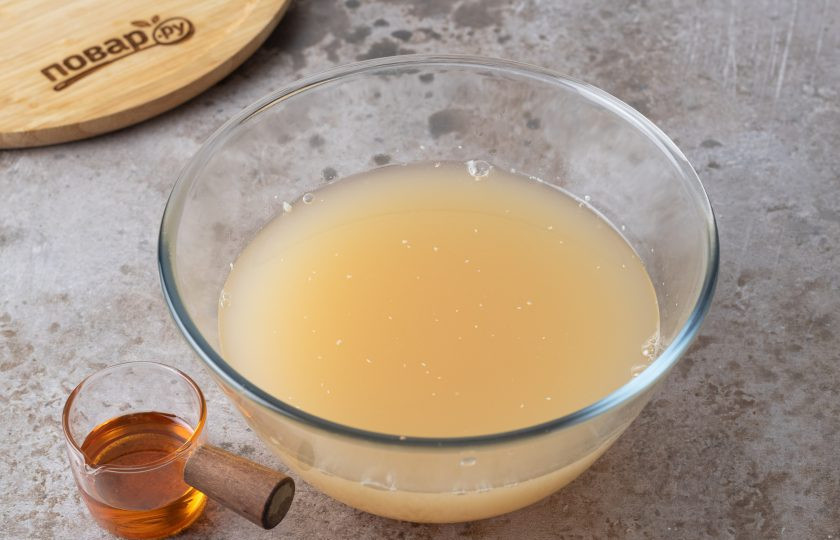 1. Этап. Квас из гороха: Добавьте в эту жидкость дрожжи и мед. Размешайте деревянной ложкой до полного растворения.