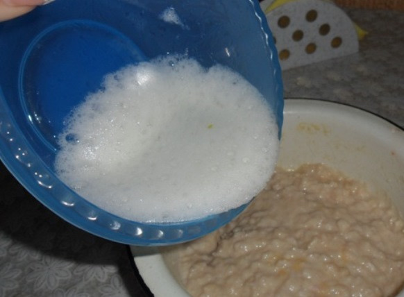 1. Этап. Куриный пудинг: Белок взбейте и также отправьте в фарш. Посолите.