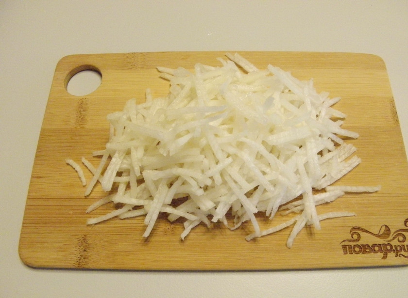 1. Этап. Салат Узбекистан с редькой: С редьки снимите тонким слоем кожуру. Натрите овощ на квадратной крупной терке.