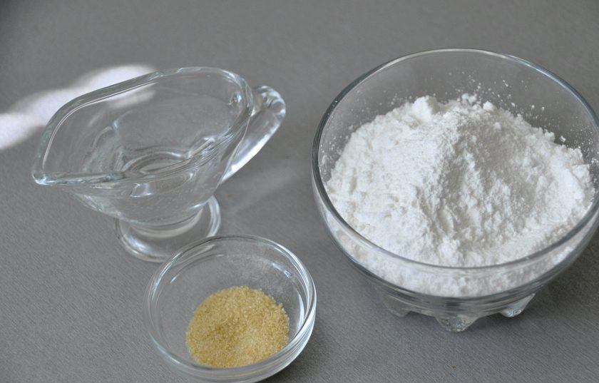 1. Этап. Кулич на молоке: Для украшения куличей подготовьте глазурь. Для этого замочите 3 гр. желатина для набухания в 15 мл. воды, 15 мл. воды влейте в сахарную пудру. Нагрейте водный раствор пудры почти до кипения, добавьте набухший желатин, хорошо взбейте венчиком или миксером, добавив 5 капель лимонного сока. Нанесите глазурь на куличи, украсьте сахарной посыпкой.