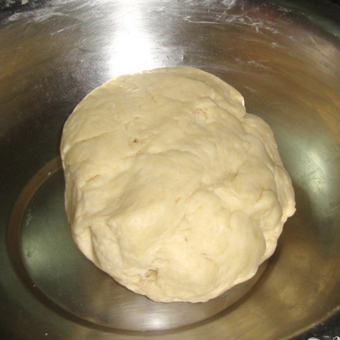 1. Этап. Пончики Бадуша: Когда начнёт образовываться тесто скатайте шар.