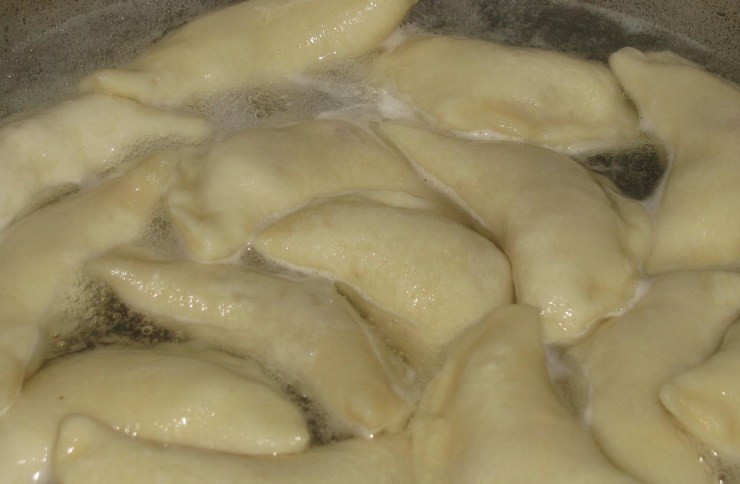 1. Этап. Вареники с малиной: Часть вареников можно заморозить впрок, а часть приготовить сразу, сварив их в воде.