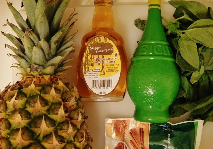 1. Этап. Десерт из свежего ананаса: Подготовим все необходимые ингредиенты.