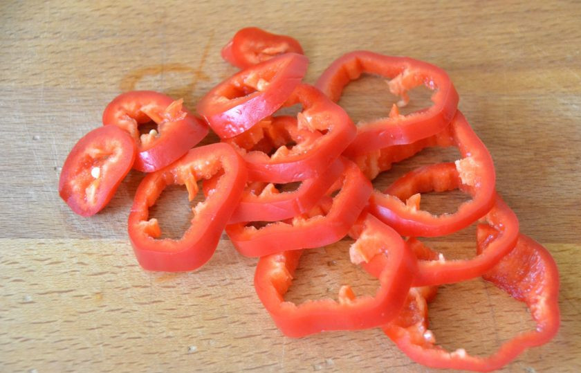 1. Этап. Баклажаны Жар-птица: Очистите и нарежьте колечками болгарский перец.