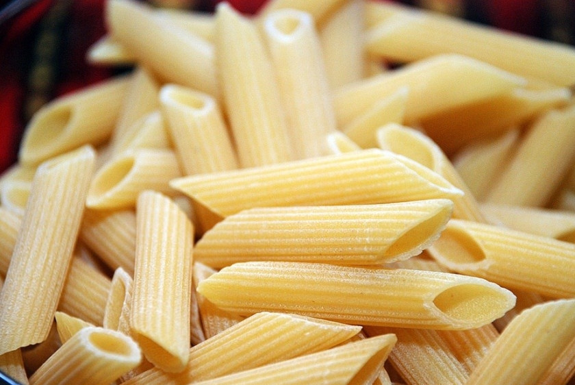 1. Этап. Подлива из баклажан: Пока готовятся баклажаны в томатном соусе, надо отварить пасту. В большой кастрюле нагреть воду, посолить ее из расчета 5-6 гр соли на литр воды и отварить пасту. Время варки указано на упаковке. Отваренную пасту откинуть на дуршлаг и дать стечь воде.