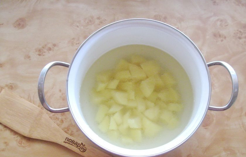 1. Этап. Борщ с яблочным уксусом: В кастрюлю с бульоном выложите нарезанный картофель и начинайте варить борщ.