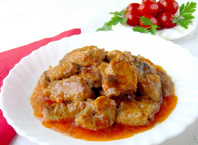 1. Этап. Свиная поджарка с луком и морковью: 6. За время тушения гуляша можно приготовить любой гарнир. Подается свиная поджарка с луком и морковью в горячем виде.