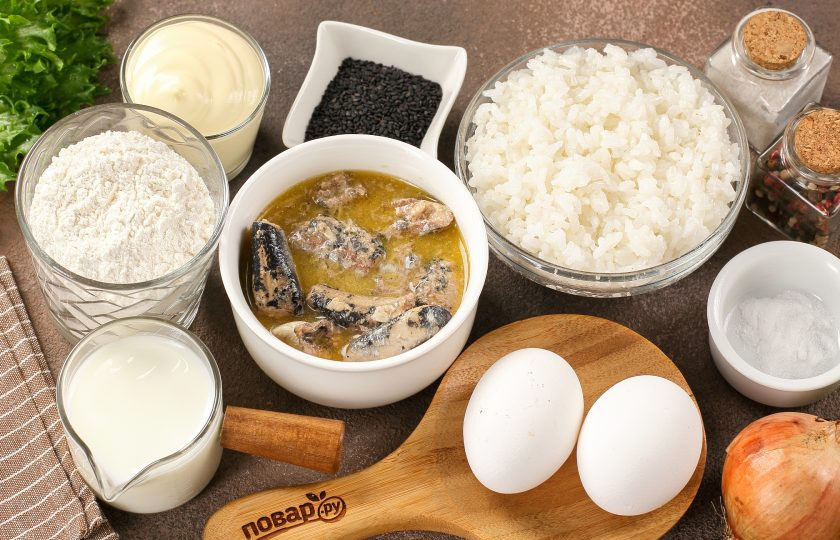 1. Этап. Пирог с сайрой и рисом: Подготовьте все ингредиенты. Рис заранее отварите в подсоленной воде и дайте немного остыть. Можно взять и остатки от вчерашнего ужина.