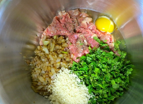 1. Этап. Котлеты из утки: 5. В глубокую мисочку с фаршем добавьте зелень, обжаренный лук с чесноком и немного панировочных сухарей. Вбейте яйцо. Посолите и поперчите по вкусу, как следует все перемешайте.