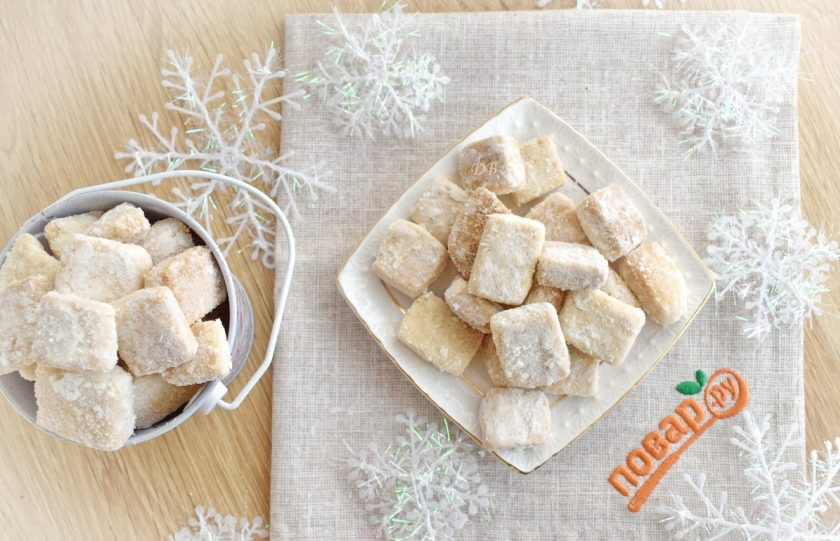 1. Этап. Печенье Снежинка: Нарежьте брусочки на части по 0,5 см толщиной. Разложите их на силиконовый коврик или пергамент для выпечки на небольшом расстоянии. Выпекайте печенье в разогретой до 180 °С духовке в течение 7-8 минут. Внимание! Печенье мелкое и быстро выпекается. Наблюдайте за своей духовкой. Печенье должно остаться бледного цвета и не зарумянится. Еще теплое печенье обсыпьте сахарной пудрой.