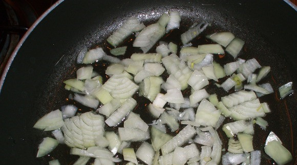 1. Этап. Телятина в горчичном соусе: Нарезаем лук полукольцами или кольцами, жарим на масле вместе с шалфеем.