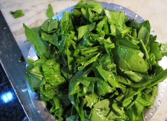 1. Этап. Палак Панир: Вымойте и порежьте шпинат.