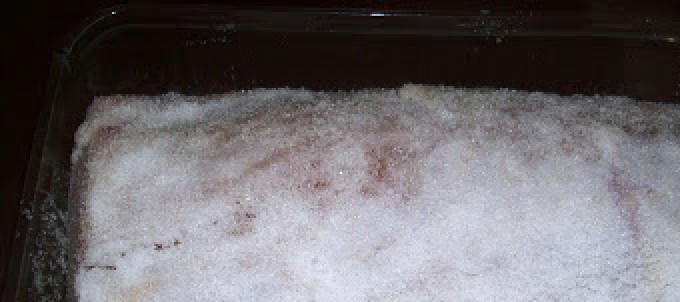 1. Этап. Вяленая свинина со специями: Кладем мясо в емкость и засыпаем солью. Ставим в холодильник на 24 часа.