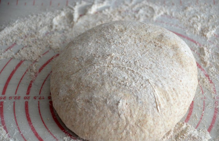 1. Этап. Хлеб Докторский: Подкатайте тесто в шар, накройте пищевой пленкой, дайте ему 