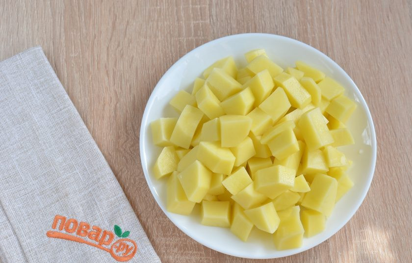 1. Этап. Борщ с лимоном: 7. Параллельно доведите воду для борща до кипения, посолите, порежьте картофель и добавьте в кипяток. Варите 10 минут.