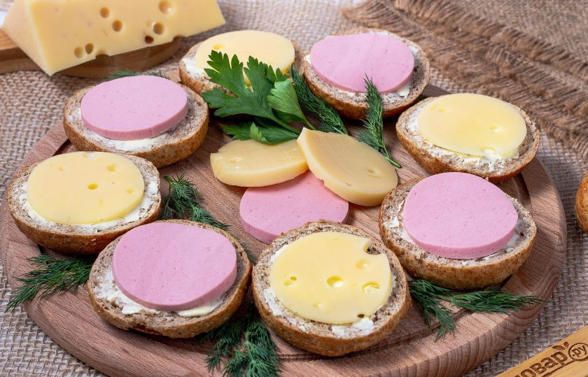 1. Этап. Простые бутерброды: Выложите бутерброды на деревянную досочку и украсьте свежей зеленью. Приятного аппетита!