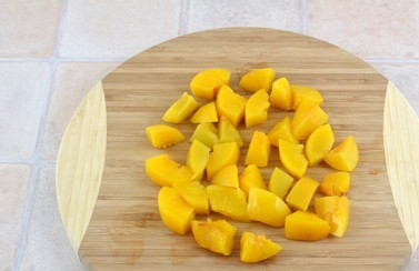 1. Этап. Торт Клипарт: Консервированные персики нарежьте средними кусочками.