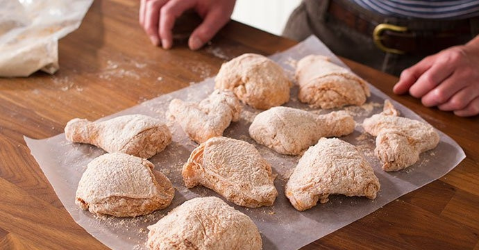 1. Этап. Жареная во фритюре курочка: 3. В глубокой миске соедините муку, соль и специи. Обваляйте курочку со всех сторон в панировке.