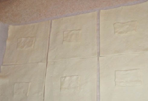 1. Этап. Курица в мешочке: Отрежем от пласта теста небольшую полоску, примерно 4 см шириной. Оставшийся пласт делим на 6 частей. Полоску поделим на 6 кусочков и выложим их по центру каждого квадрата теста.