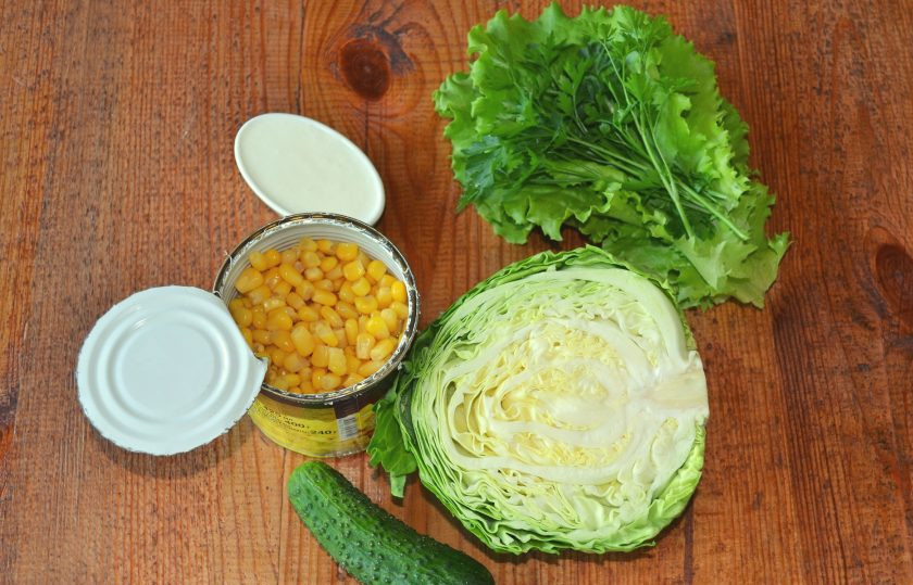 1. Этап. Салат с капустой, огурцами и кукурузой: Подготовьте ингредиенты.