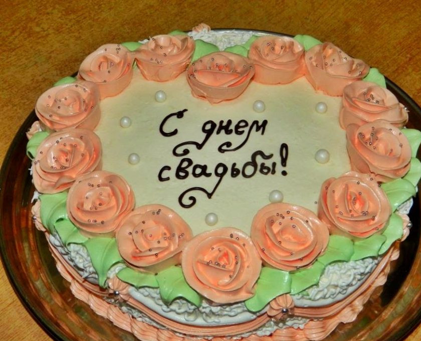 1. Этап. Свадебный торт: С помощью белкового крема, красителей и насадок украсьте торт, например, вот так.