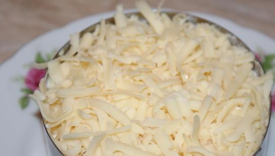 1. Этап. Салат Гранатовый браслет с сыром: Далее натрите сыр на крупной тёрке. Смажьте его майонезом.