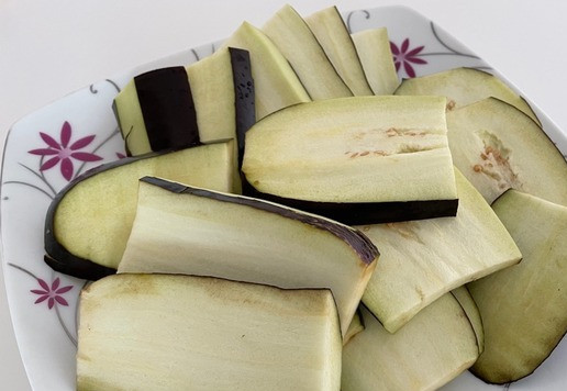 1. Этап. Рагу из баклажанов с зеленой чечевицей: Каждую часть делим на пластины толщиной 0,5-1 см.