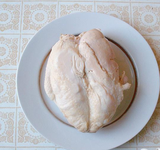 1. Этап. Легкий салат из риса, курицы и фруктов: 1. Промываем куриную грудинку, затем ее отвариваем. Теперь, когда грудинка сварилась, даем ей немного остыть и отделяем от костей мясо. Порций приблизительно на четыре, на пять разделяем мясо. Небольшими кусочками его нарезаем.