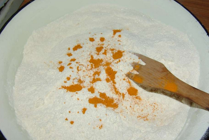 1. Этап. Пасхальные куличики: Оставшуюся муку смешиваем с шафраном, сахаром и ванилином.