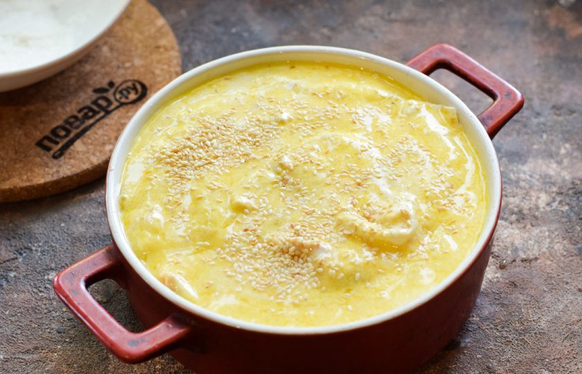 1. Этап. Пирог с абрикосами и клубникой в лаваше: Залейте все в форму, посыпьте кунжутом. Выпекайте в духовке при температуре 180 градусов 35-40 минут. Спустя время подавайте к столу.