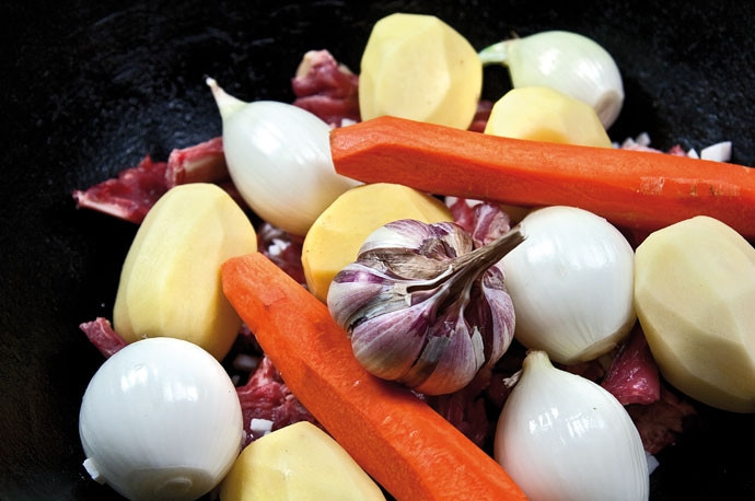 1. Этап. Шурпа в казане: 3. Все овощи вымойте и очистите. Большую часть выложите целиком. Чеснок тщательно вымойте и отправьте в казан.