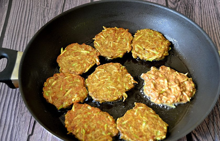 1. Этап. Печеночные оладьи с кабачком: Разогрейте сковороду, добавьте растительное масло, жарьте оладьи с двух сторон до готовности. При жарке накройте сковороду крышкой.
