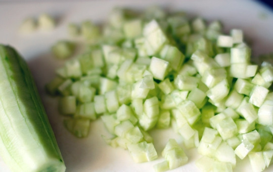 1. Этап. Холодник с ботвой: Также кубиками измельчаем свежий огурец. Я предварительно чищу его от кожицы, так нежнее.