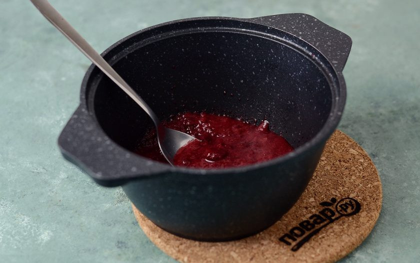 1. Этап. Диетический джем: Перелейте массу в кастрюлю. Нагрейте на среднем огне. Варите джем 3-4 минуты, постоянно помешивая.