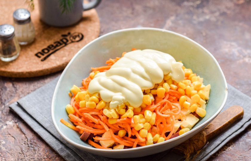 1. Этап. Салат Мужской каприз с колбасой: Заправьте салат майонезом, добавьте соль и перец по вкусу. Перемешайте все и подавайте к столу.