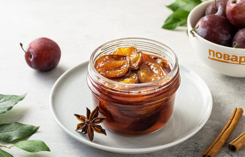 1. Этап. Варенье из сливы с корицей и бадьяном: Достаньте пряности и переложите горячее варенье в чистую стерилизованную баночку. Варенье из сливы с корицей и бадьяном готово, приятного аппетита!