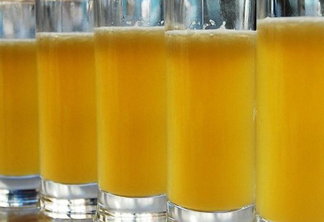 1. Этап. Самогон из мёда: Через неделю брага будет готова, чтобы ее использовать для перегонки самогона, о чем подробнее вы можете прочитать на сайте.