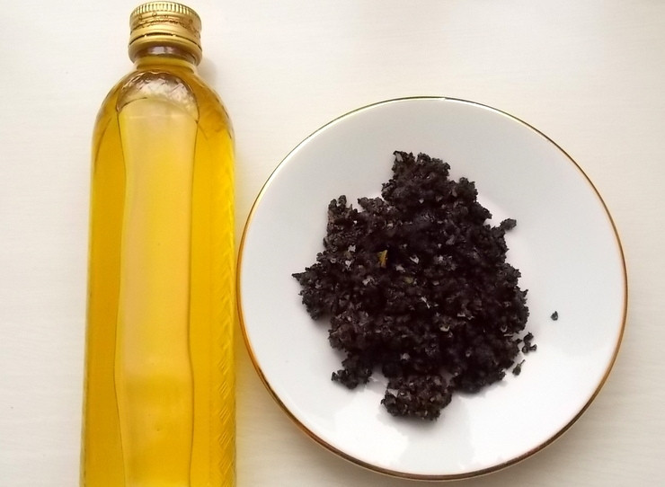 1. Этап. Пряное апельсиновое масло: Затем масло остудите, процедите через несколько слоев марли (в тарелочке то, что было специями).