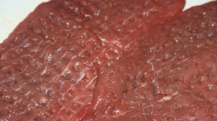 1. Этап. Ромштекс из говядины на гриле: Следующим шагом мясо нужно отбить.