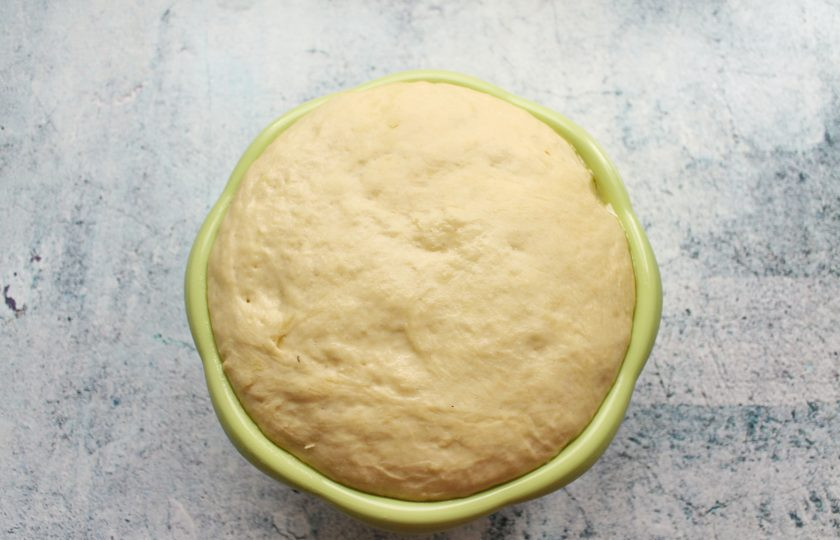 1. Этап. Пирожки Два в одном: Глубокую миску смажьте растительным маслом и выложите тесто, сформированное в шар. Накройте миску и уберите в теплое место на 50-60 минут для подъема.