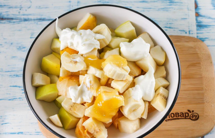 1. Этап. Фруктовый салат с йогуртом для детей: Выложите густой классический йогурт или с фруктовыми добавками вместе с цветочным медом в емкость. Если у вас аллергия на мед, замените его сахарным песком или сиропом, топпингом. Аккуратно все перемешайте.