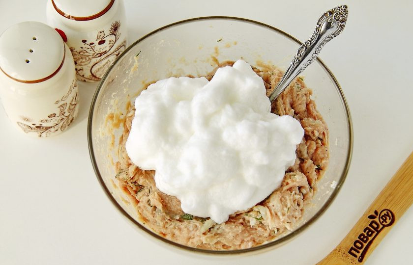 1. Этап. Суфле из индейки в мультиварке: Хорошо все перемешайте. Отдельно взбейте белок с щепоткой соли до устойчивых пиков и добавьте к фаршу.