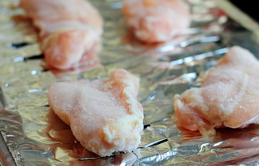 1. Этап. Ленивый цыпленок: 1. Предварительно разогреть духовку до 175 градусов. Выстелить противень алюминиевой фольгой и сделать прорези в фольге, чтобы стекал жир во время запекания курицы. Нарезать свежего или замороженного цыпленка на кусочки среднего размера. Выложить кусочки курицы на противень с фольгой.