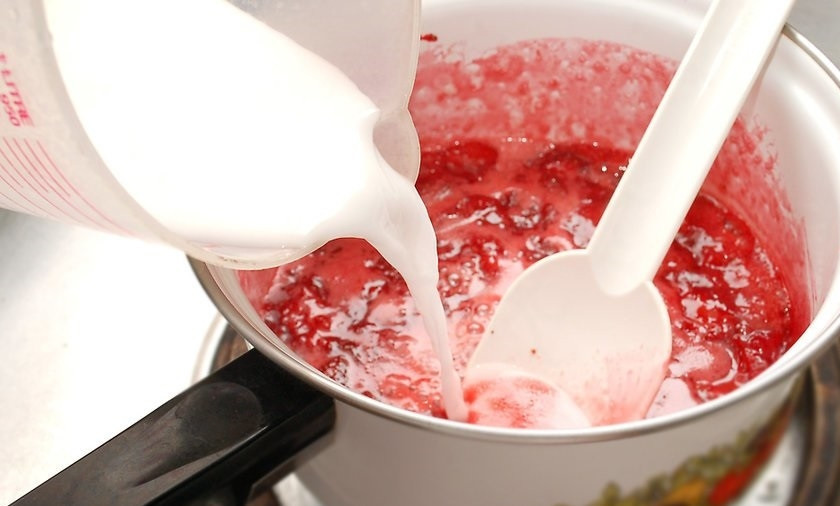 1. Этап. Пирог с клубникой: 7. Перелейте растворенный крахмал в сотейник к клубнике.